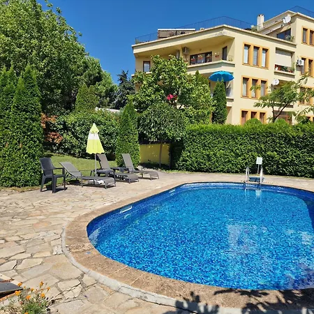 Luxury With Swimming Pool , Lovely Garden , Bbq Place Apartmán *